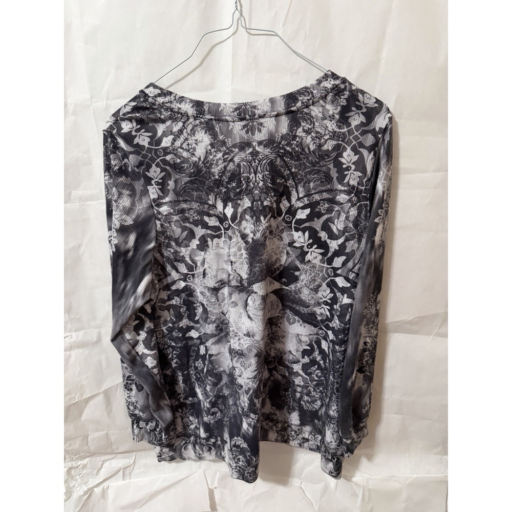 CJ Banks long sleeve top featuring a black and white abstract Size 1x - Picture 5 of 5